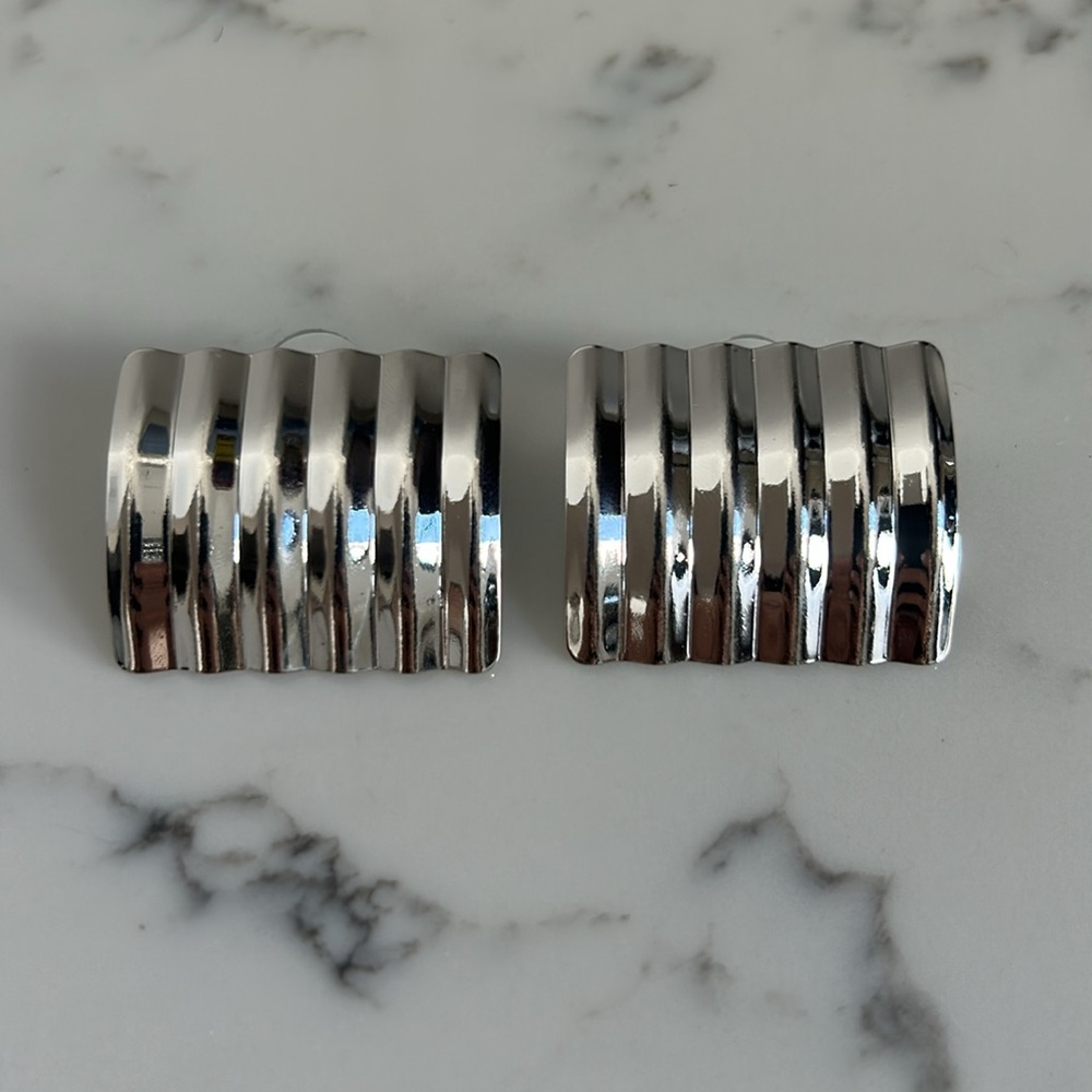 Silver square earrings with waves - Picture 2 of 4